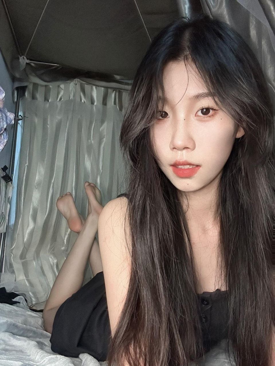 超清纯美女一只妮妮定制玉足视频她刚刚从外面回来脚底红红的-赴安博客网